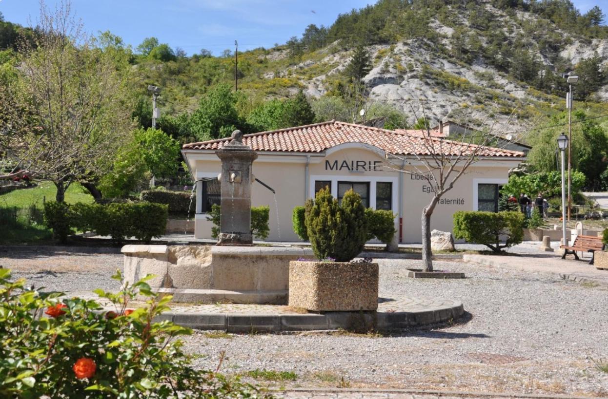 Auberge De Barret Sur Meouge Exteriör bild
